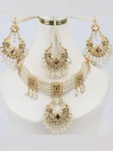 Golden And Pearl Jewelry Sets With Matha Patti (Code:7790)